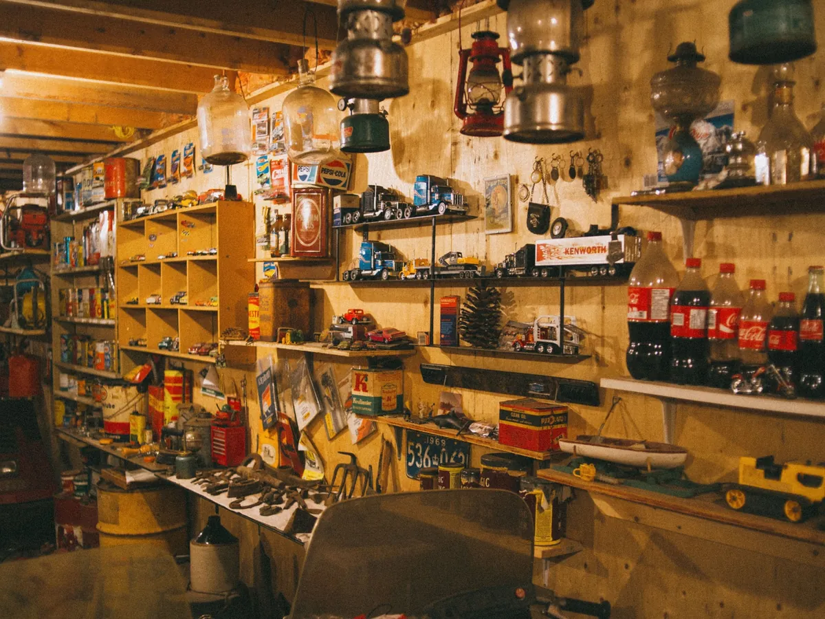 Hoarding and Challenging Accumulations